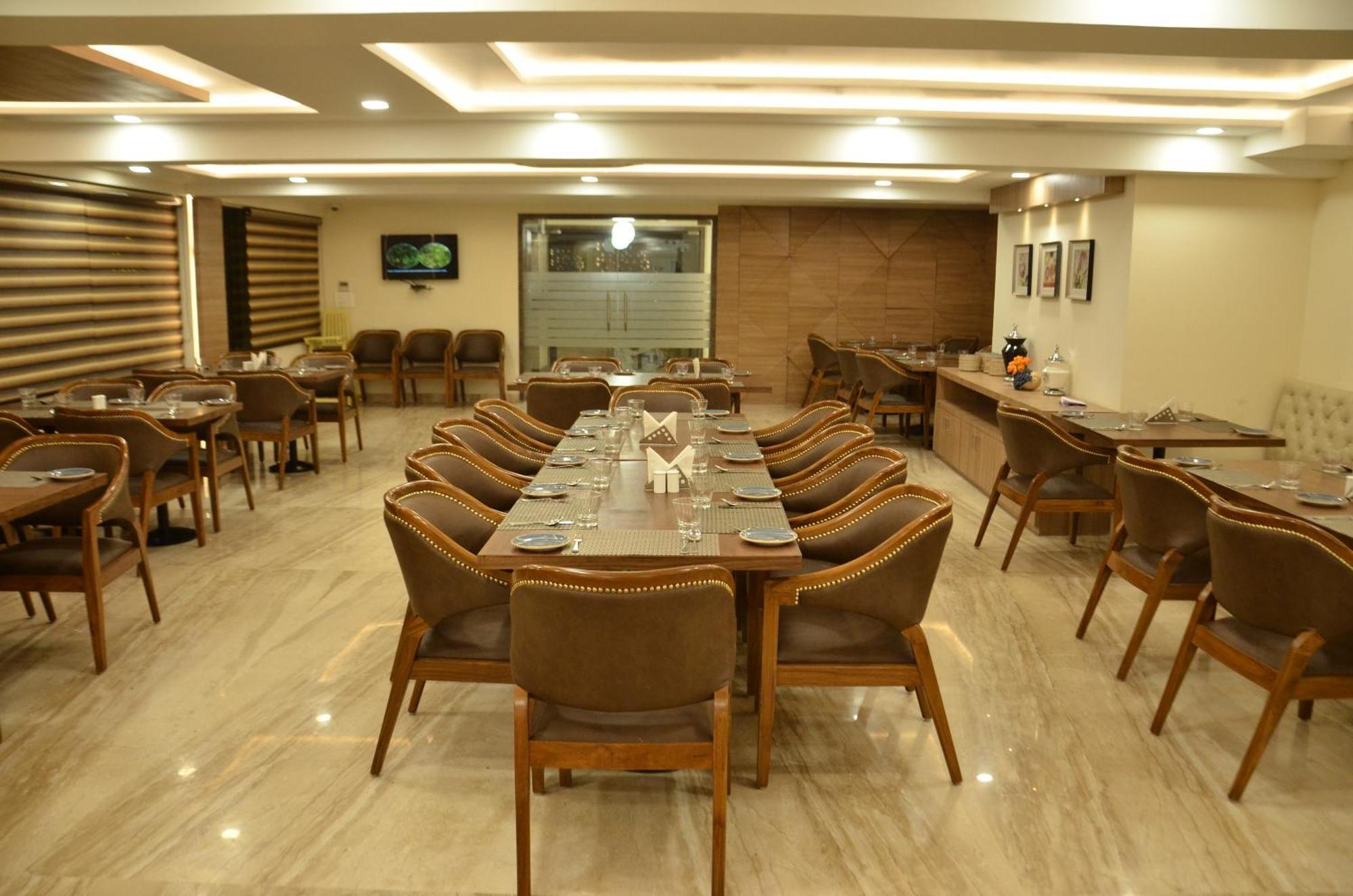 The Ved Mantra Hotel Gwalior Exterior foto